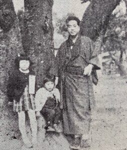 夏子・龍也と一緒に、桜の木の下で（昭和29年）