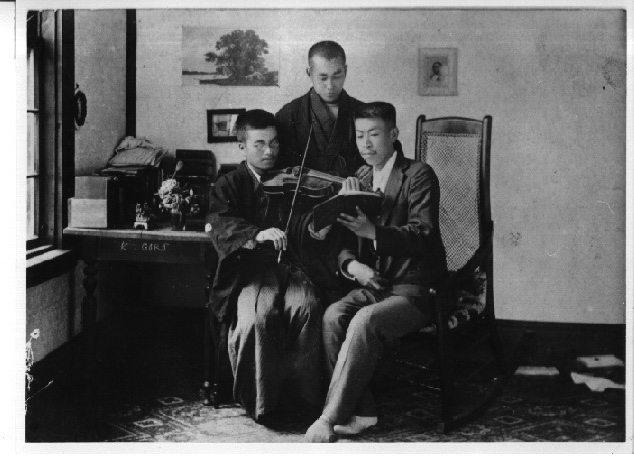 左から森本厚吉、有島武郎、森廣。札幌農学校時代。