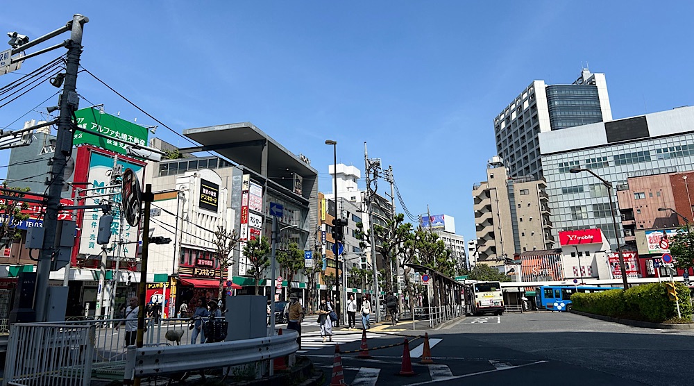 荻窪駅前には商店街が広がる。