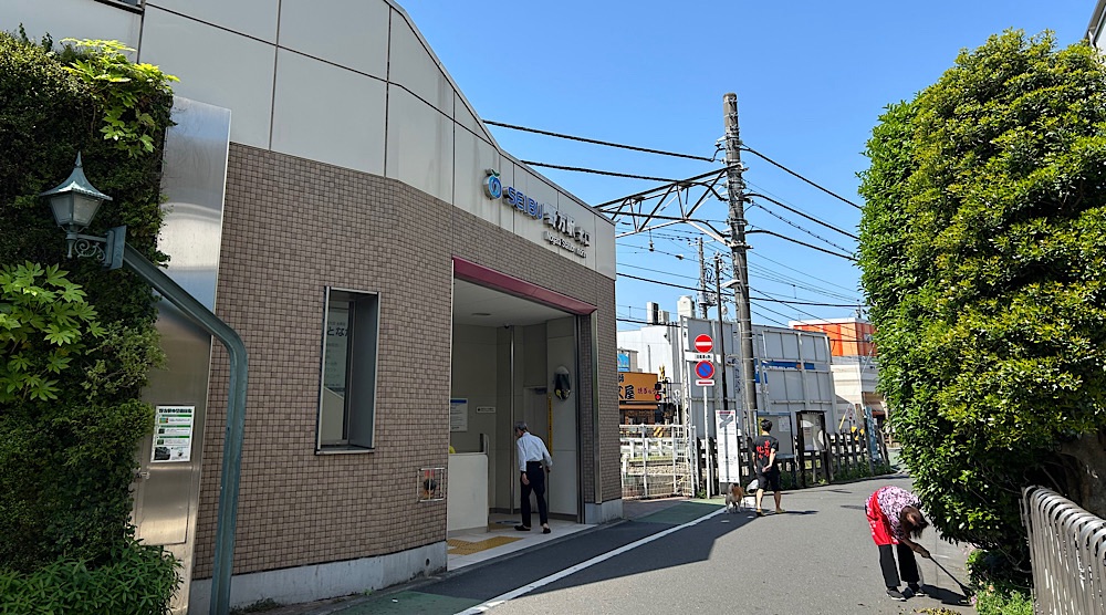 西武新宿線「野方駅」北口駅前の風景。