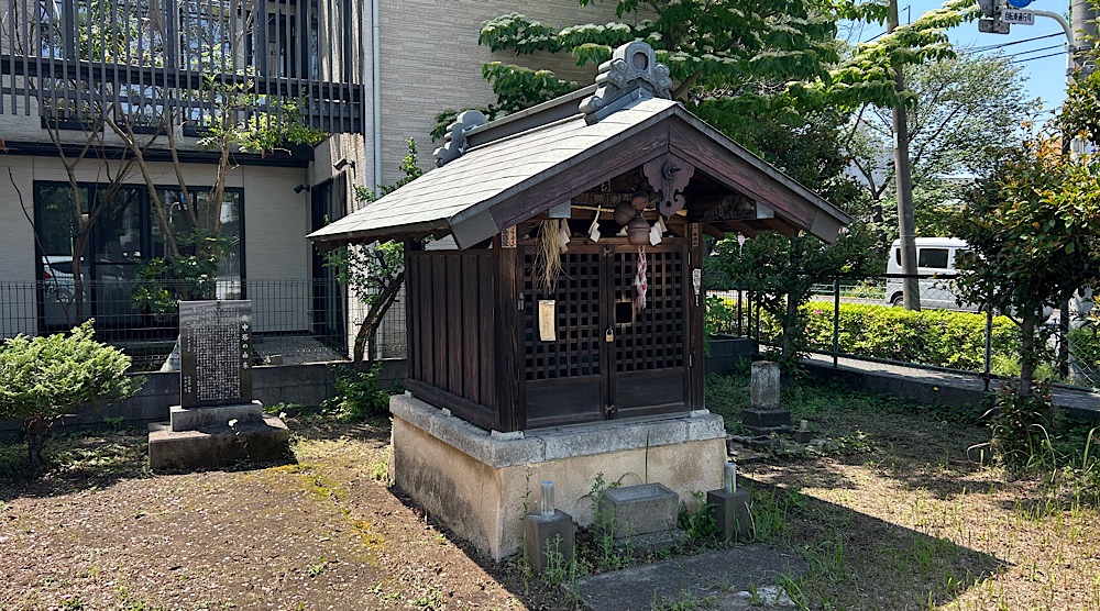関前橋交差点にある庚申塔は、武蔵野の名残りか。