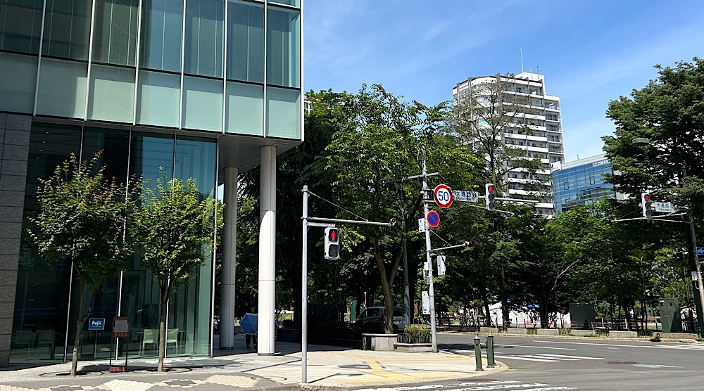 第一三共札幌支店ビルの前に立つ「小説家　船山馨生誕地」案内板。